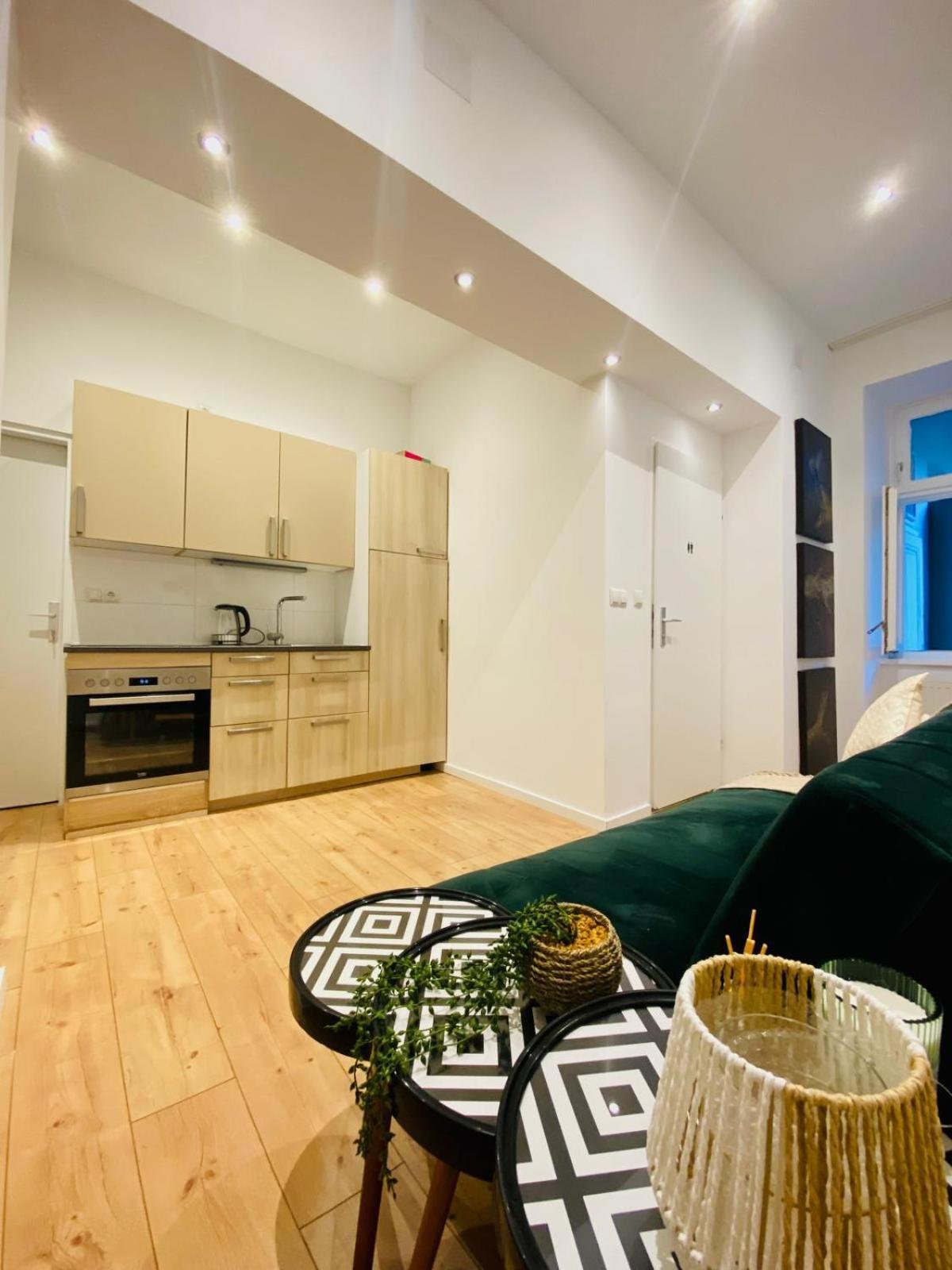 Ottakring Gem Shared 4-br Retreat Breathtaking Views Apartmán Vídeň