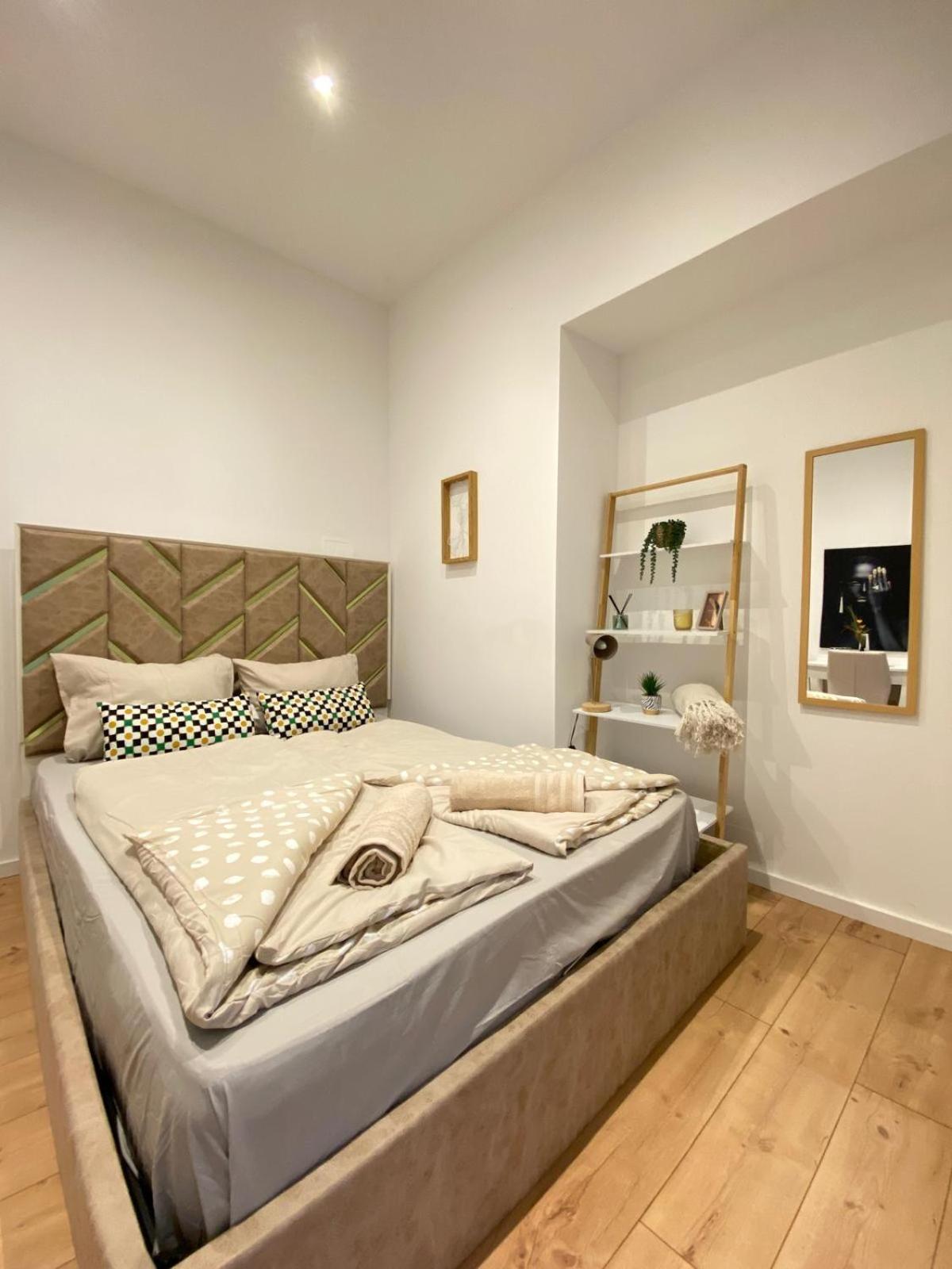 Ottakring Gem Shared 4-br Retreat Breathtaking Views Apartmán *