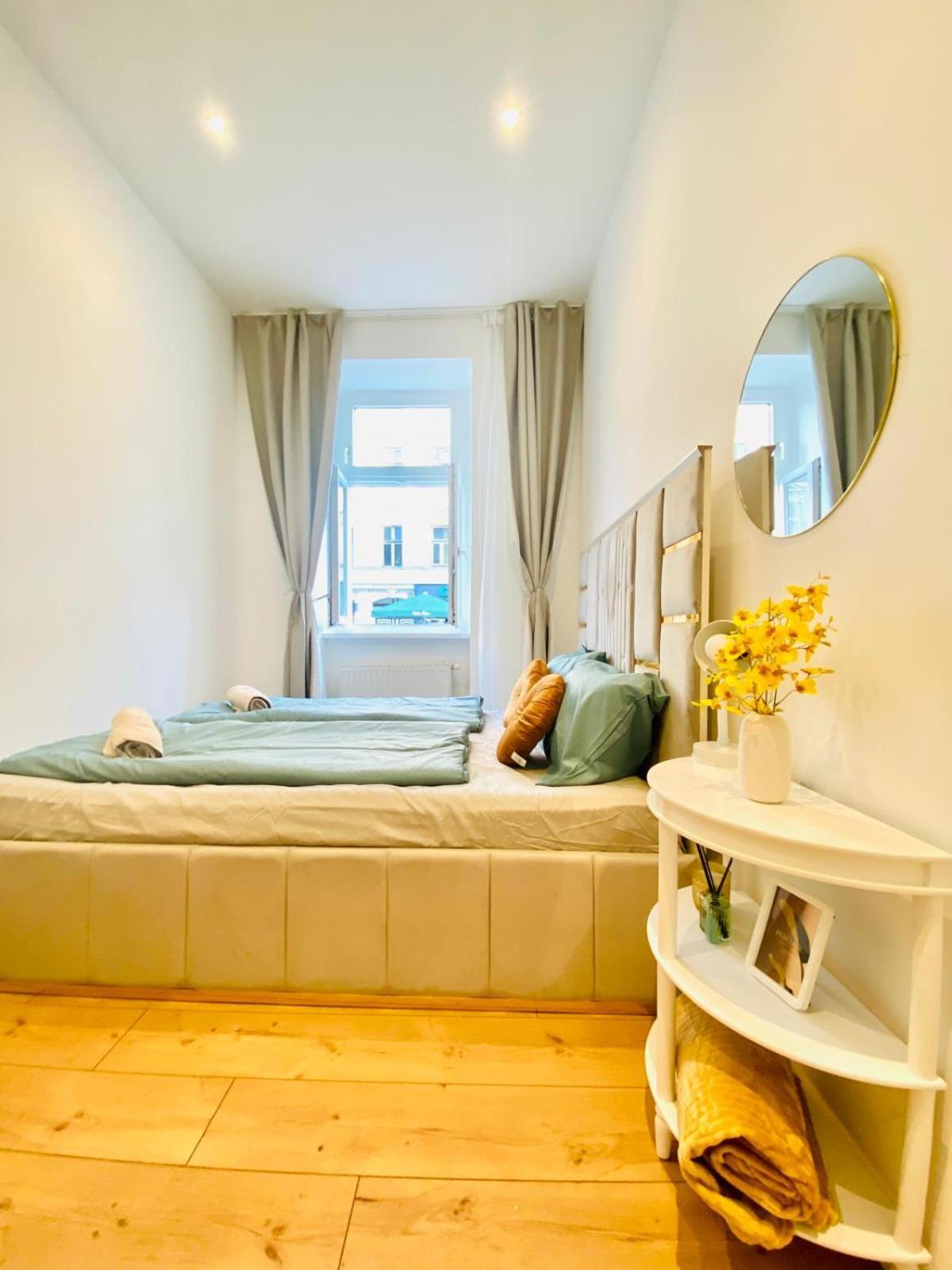 Ottakring Gem Shared 4-br Retreat Breathtaking Views Apartmán