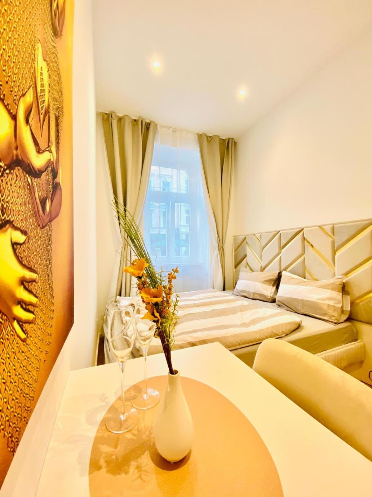 Ottakring Gem Shared 4-br Retreat Breathtaking Views Apartmán *