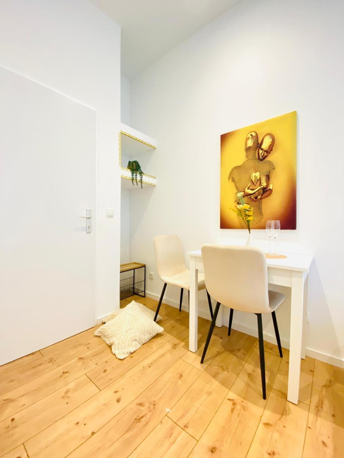 Ottakring Gem Shared 4-br Retreat Breathtaking Views Apartmán