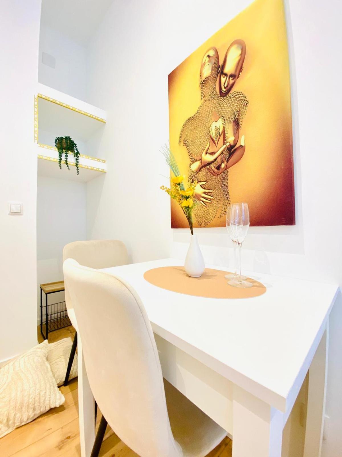 Ottakring Gem Shared 4-br Retreat Breathtaking Views Apartmán Vídeň