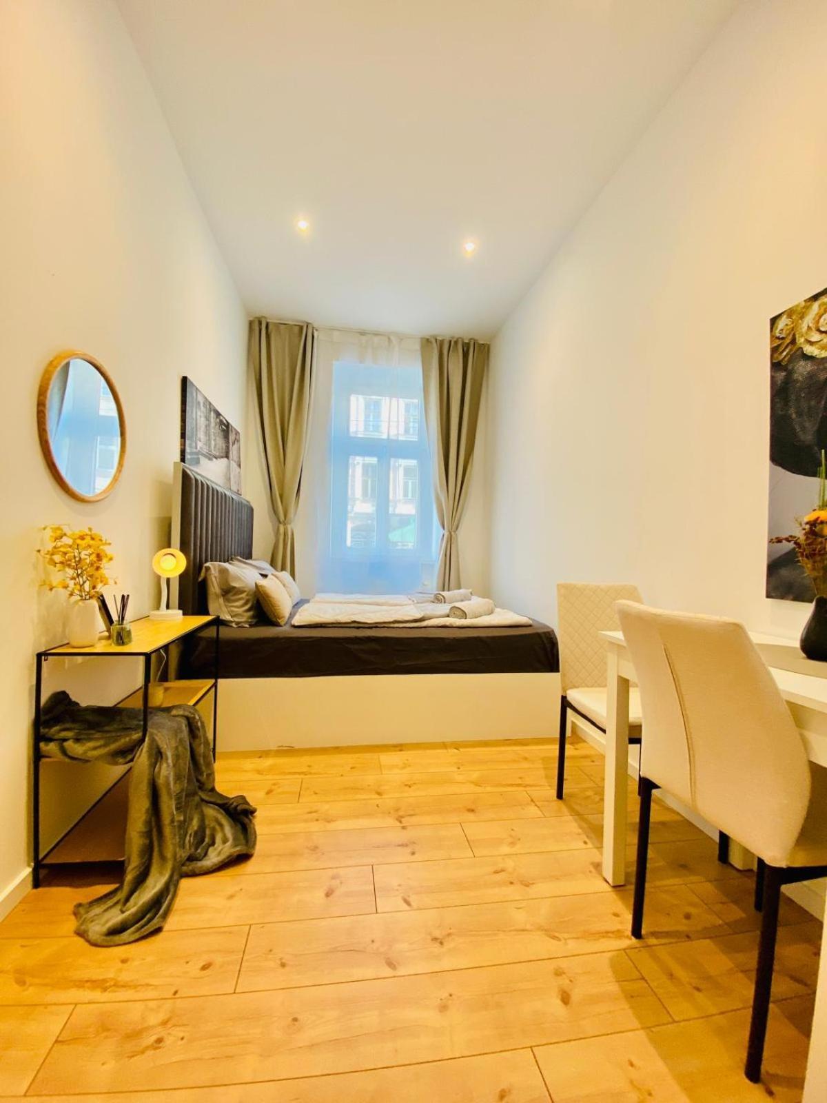 Ottakring Gem Shared 4-br Retreat Breathtaking Views Apartmán *