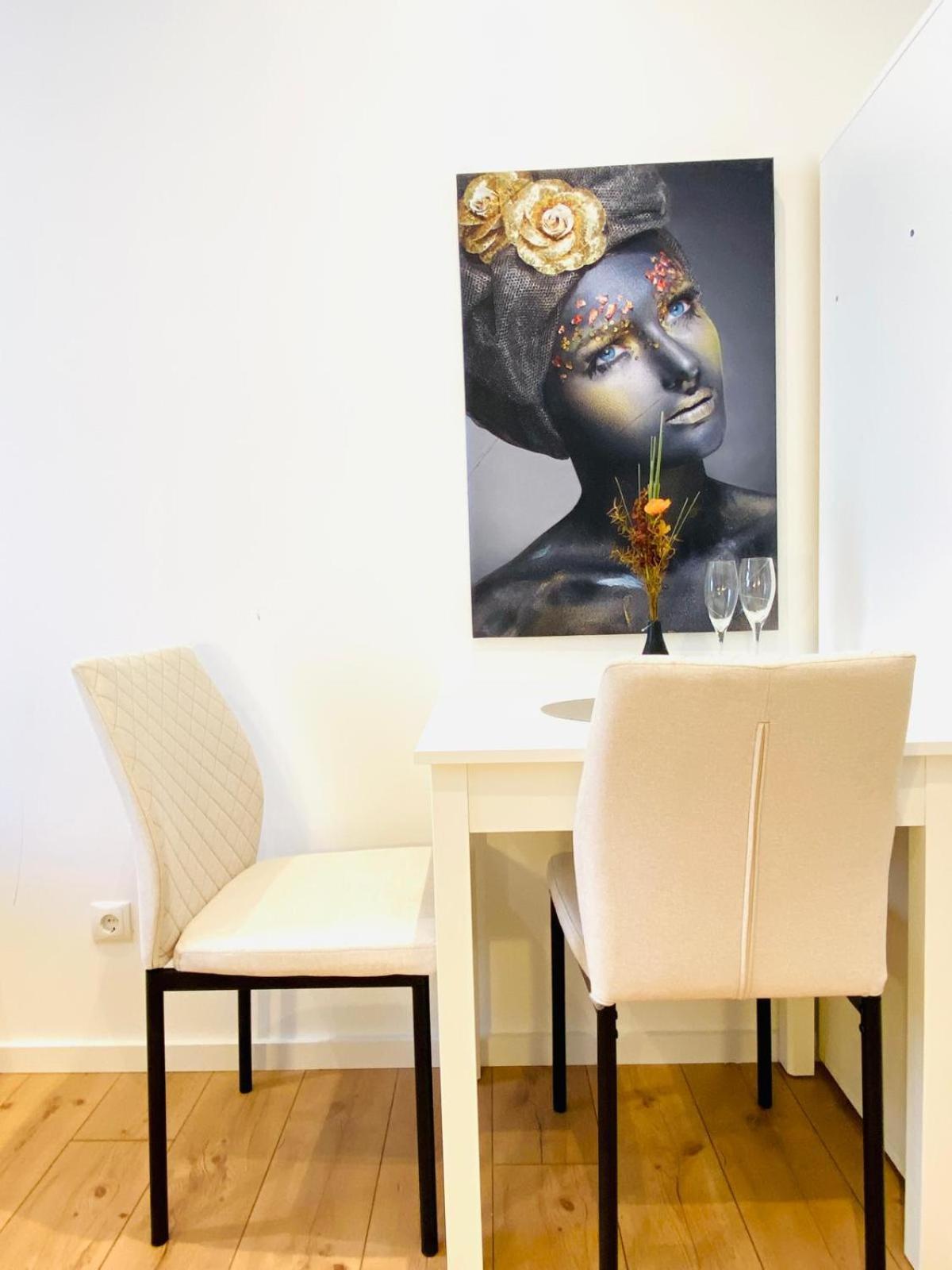 Ottakring Gem Shared 4-br Retreat Breathtaking Views Apartmán *